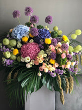 Load image into Gallery viewer, Grand Size Congratulatory Stand