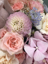Load image into Gallery viewer, Blossom Bunny Fresh Flower Box Dahlia