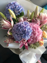 Load image into Gallery viewer, Graceful Bouquet